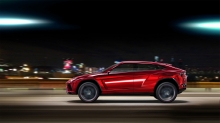 Красный Lamborghini Urus Concept летящий по скоростному шоссе
